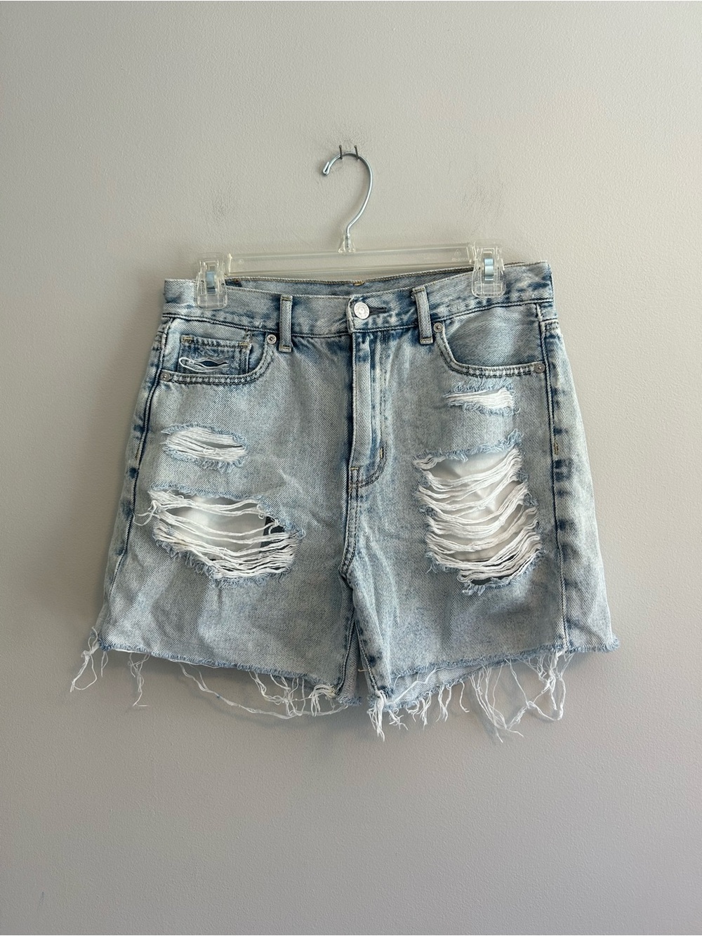 American eagle 4 Distressed Light Wash Denim mom style Shorts